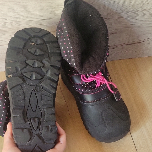 Stylish Black and Pink Kids Snow Boots - Picture 4 of 4